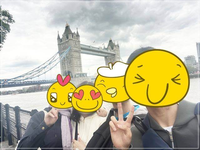 ロンドン家族旅行でロンドンブリッジ前で写真撮影