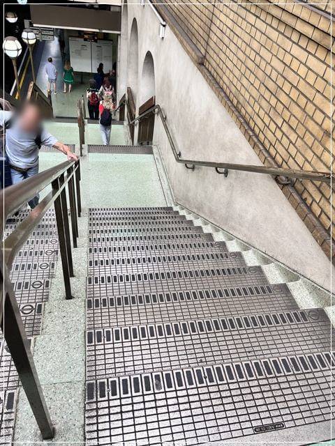 ロンドンのグロスターロード駅の階段