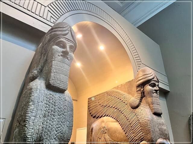 大英博物館の巨大なアッシリアの像