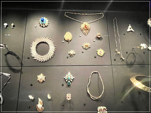 V&Aのジュエリーコーナーの展示物①