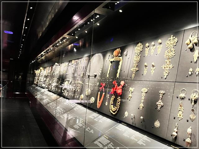 V&Aのジュエリーコーナーの展示物②