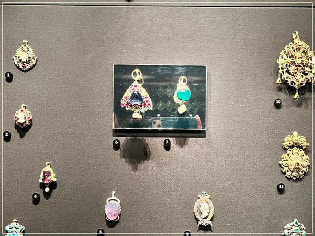 V&Aのジュエリーコーナーの展示物③