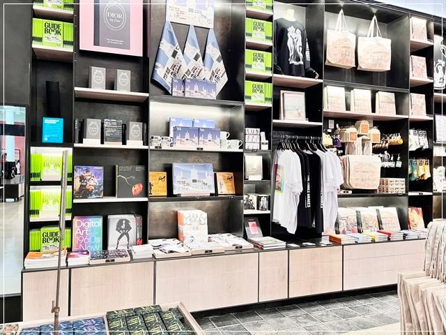 V&Aのミュージアムショップにあるデザイン関係の書籍やバッグ、Tシャツなど