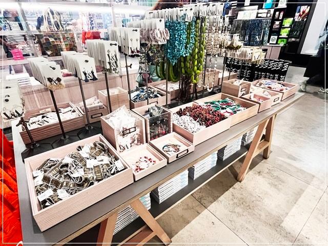V&Aのミュージアムショップにあるネックレスやピアスなどのアクセサリー