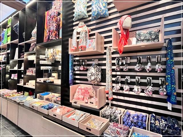 V&Aのミュージアムショップにある服飾雑貨