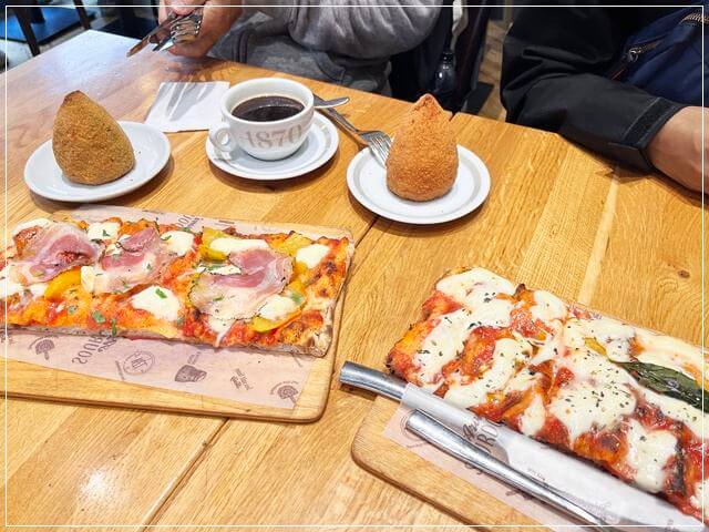 ケンブリッジのイタリアン「アロミ」で食べたピザとお米とチーズをフライした郷土料理