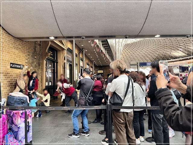 ロンドンキングスクロス駅の「9と3/4番線」は長蛇の列