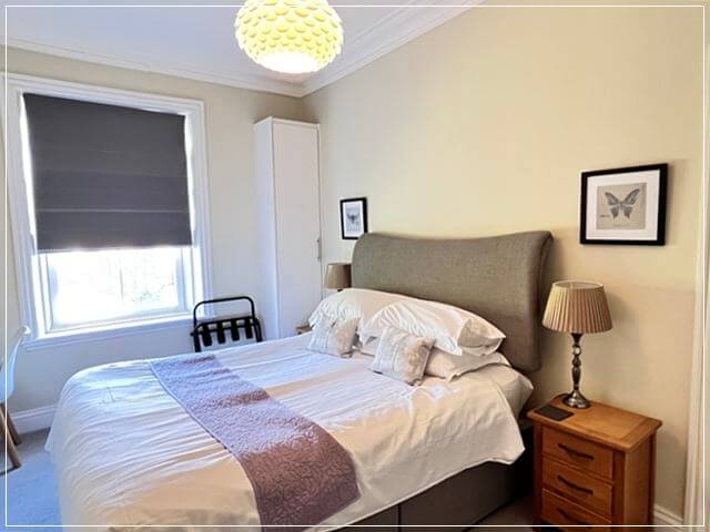 イギリスのハロゲイトで泊まったAirbnbのクイーンベッドの部屋