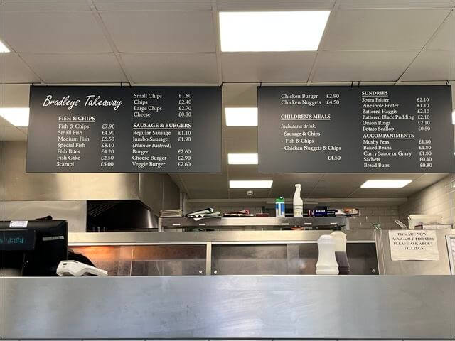 イギリスのハロゲイトのフィッシュ&チップスの名店「Bradleys」(ブラッドリーズ)のカウンターとテイクアウトメニュー