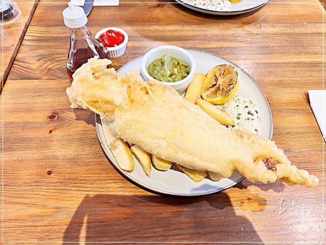 ハロゲイトのレストラン「The Inn at Cheltenham Parade」のフィッシュアンドチップス