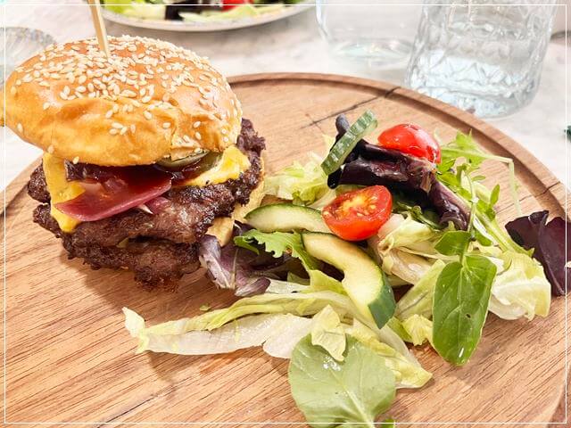 「Rubins Mediterranean Restaurant」で食べたハンバーガー