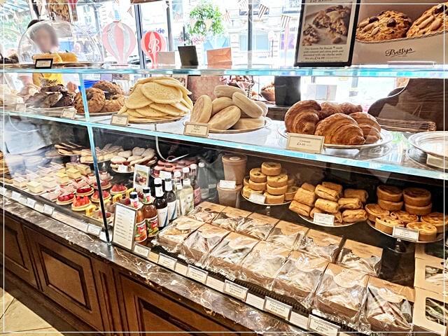 ハロゲイトのベティーズ本店の店内の様子。パンなど沢山の焼き菓子がある