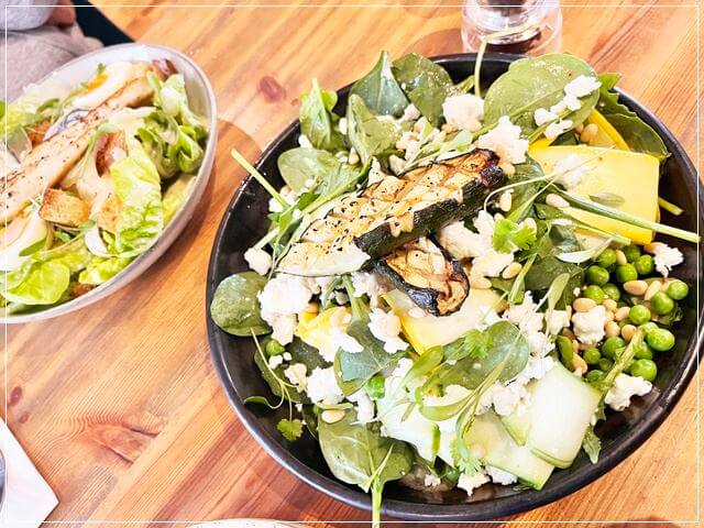 ハロゲイトのガストロパブ「The Inn at Cheltenham Parade」のサラダ