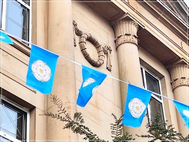 ハロゲイトの街にはためくヨーク家の白バラの紋章