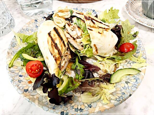 ハロゲイトのレストラン「Rubins Mediterranean Restaurant」で食べたチキンラップ