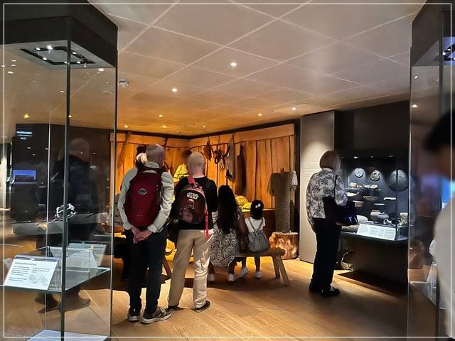 ヨークのヨービックヴァイキングセンターで係の人が色いろ説明してくれる