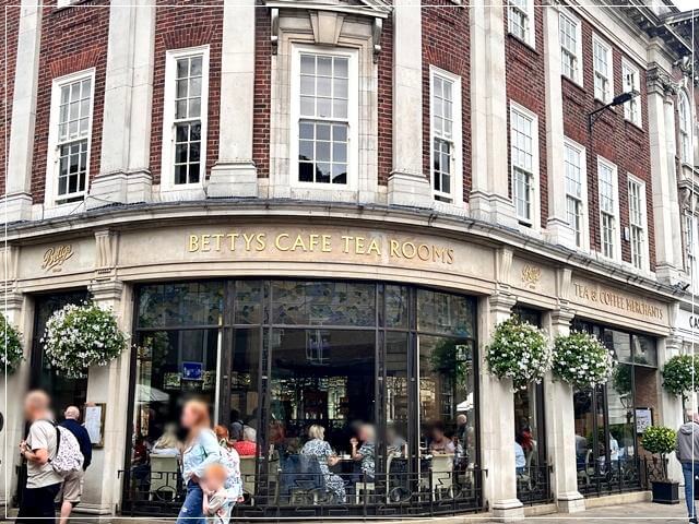 ヨークのベティーズでアフタヌーンティー