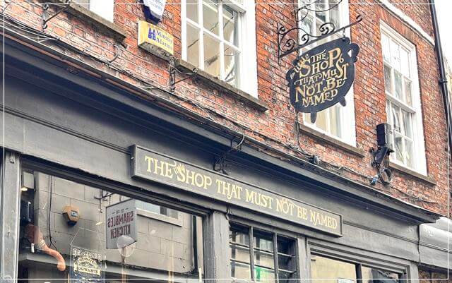 ヨークのシャンブルズ通りにある「THE SHOP THAT MUST NOT BE NEMED」
