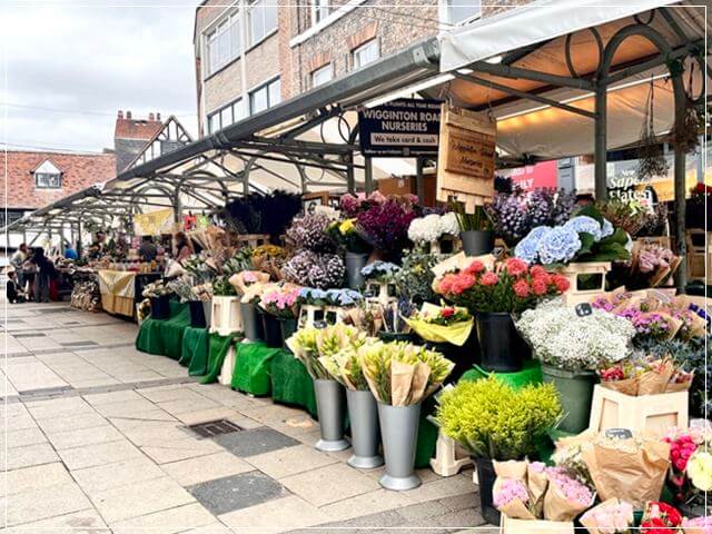 ヨークのシャンブルズ通りへ行くまでにあるマーケットの花屋