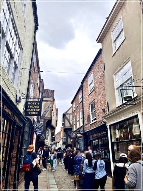 ヨークのシャンブルズ通りの混雑時間