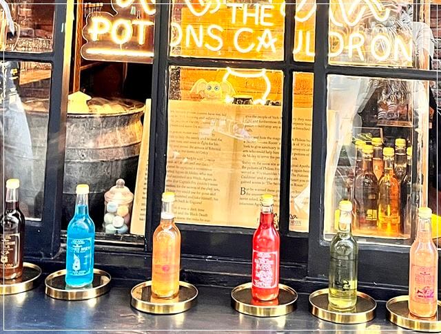 ヨークのシャンブルズ通りにある「THE POTIONS CAULDRON」のカラフルなポーション