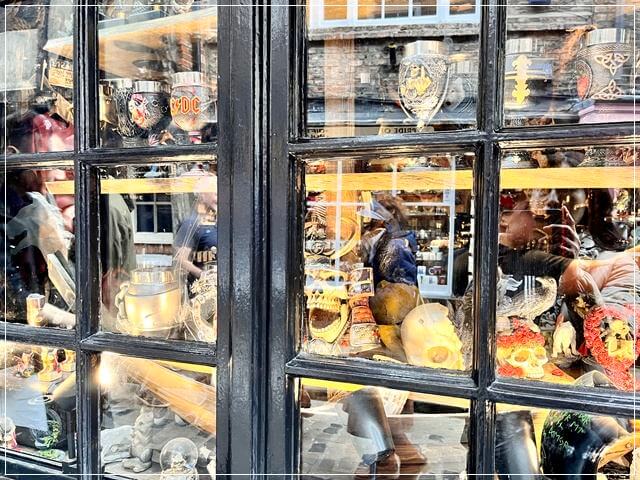 ヨークのシャンブルズ通りで売られている骸骨などオブジェ