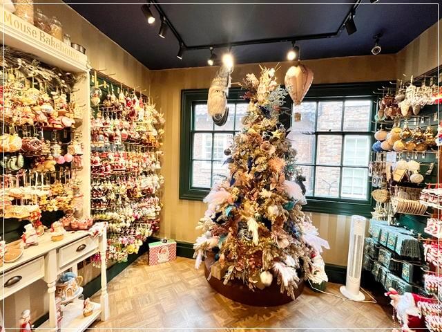 ヨークのシャンブルズ通りにある「Nutcracker Christmas Shop(ナッツクラッカー・クリスマス・ショップ)」の店内の様子