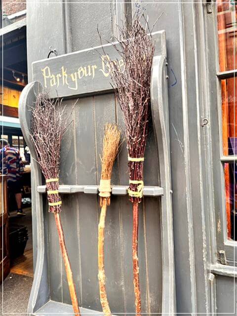 ヨークのシャンブルズ通り「THE SHOP THAT MUST NOT BE NEMED」で売られている魔法の箒