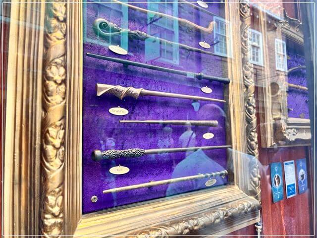 ヨークのシャンブルズ通りにある「THE SHOP THAT MUST NOT BE NEMED」で売られている魔法の杖