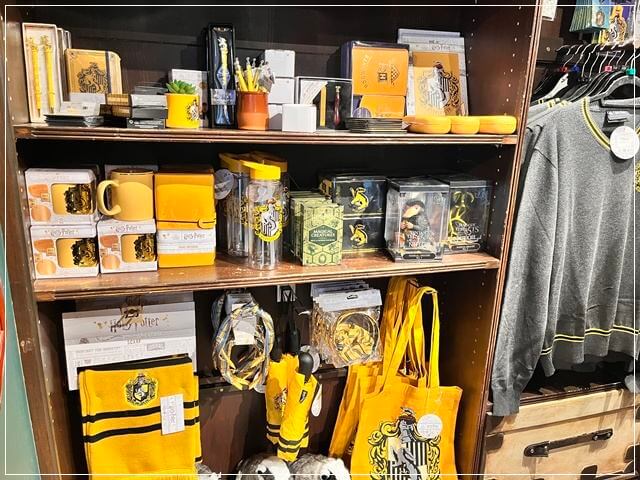 ヨークのシャンブルズ通り「THE SHOP THAT MUST NOT BE NEMED」で売られているハリポタグッズ