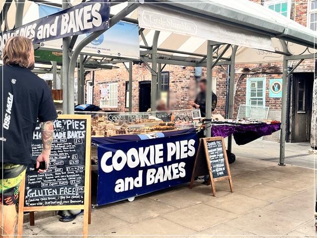 ヨークのシャンブルズ通り行くまでのマーケットで売られているクッキー・ケーキのお店