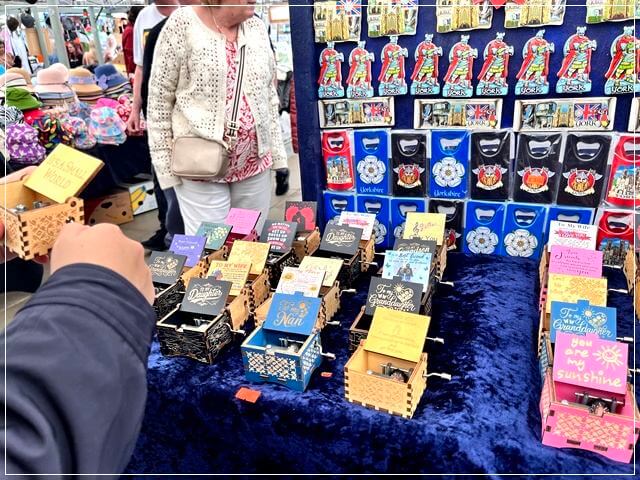 ヨークのシャンブルズ通りへ行くまでにあるマーケットのオルゴール