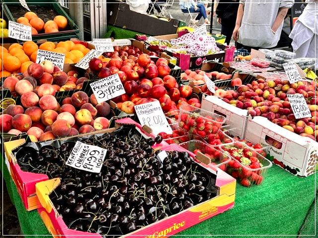 ヨークのシャンブルズ通りへ行くまでにあるマーケットの果物