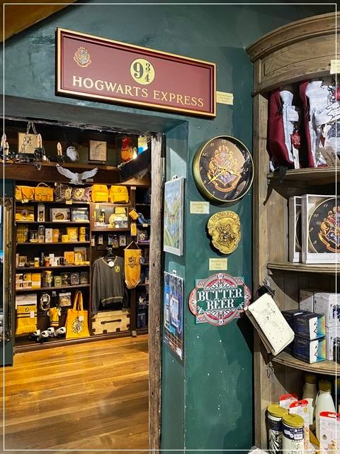 ヨークのシャンブルズ通り「THE SHOP THAT MUST NOT BE NEMED」の店内の様子