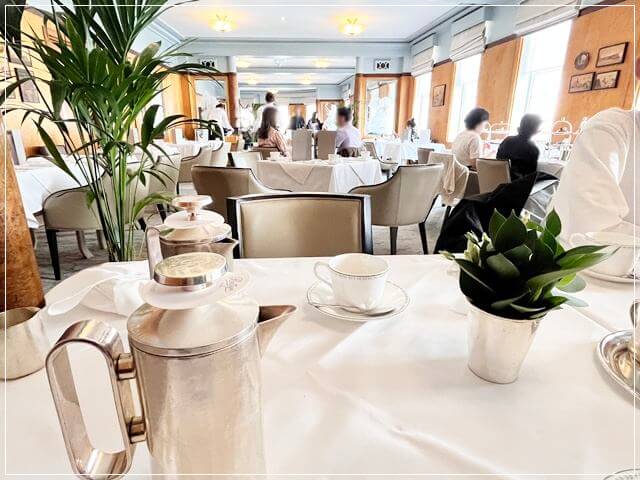 ベティーズティールーム・ヨーク店でアフタヌーンティーのティーをサーブしてもらったところ