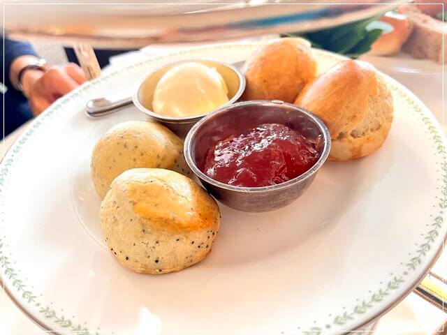 ベティーズのアフタヌーンティーセットのスコーン