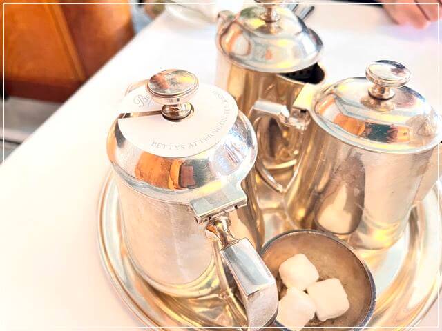 ベティーズティールームのアフタヌーンティーでサーブされたティー