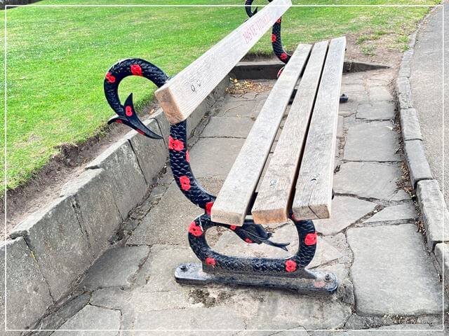 イギリスヨークシャー地方の小さな街ナレスボロのお城周辺のベンチはヘビ！