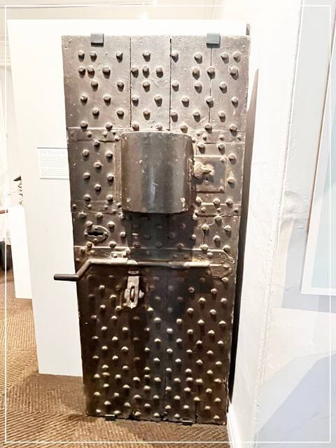 ナレスボロ博物館の中にある牢屋のドア