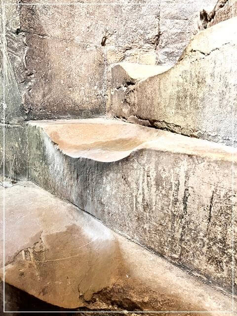 ナレスボロ城の階段。多くの人に踏まれてすりへっている