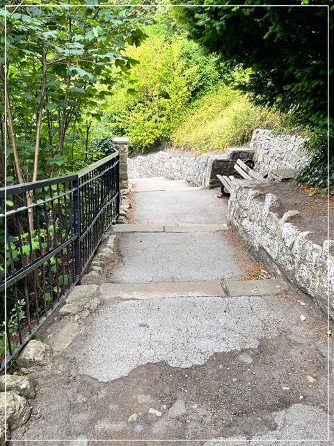 ナレスボロ城からニッド川へと続く階段