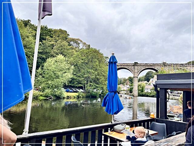 ナレスボロのニッド川沿いのカフェ「マリーゴールド」でランチ