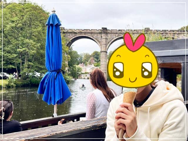 ナレスボロのニッド川沿いのカフェ「マリーゴールド」でアイスを食べる娘