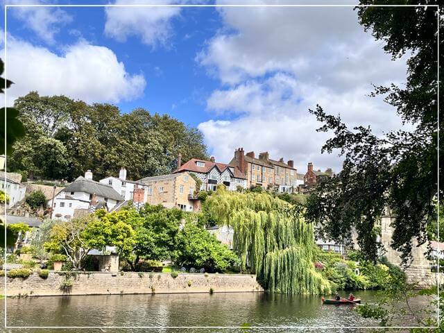 ニッド川から見えるナレスボロの古い家々