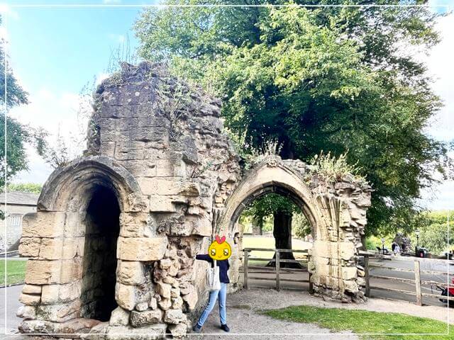 イギリスヨークシャー地方の小さな街ナレスボロの廃墟となったお城前でポーズをとる娘