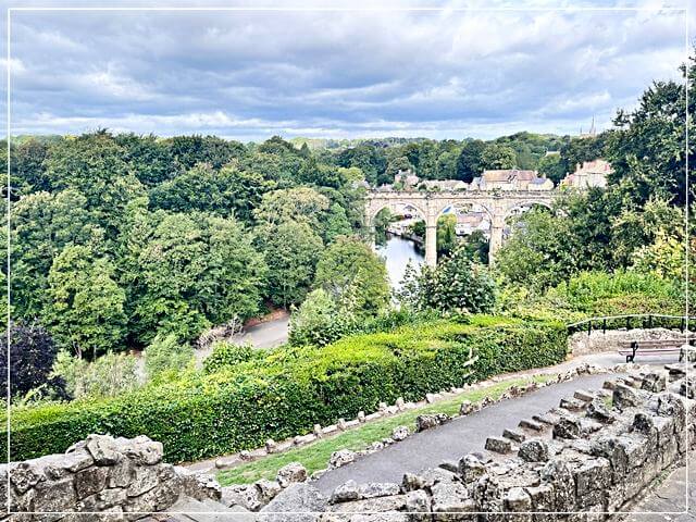 イギリスヨークシャー地方の小さな街ナレスボロのお城から見たニッド川と高架橋