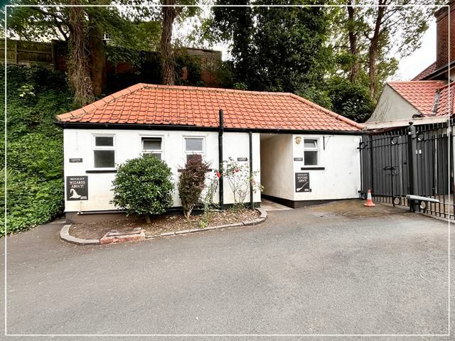 イギリスのナレスボロにあるマザーシップトンの洞窟。入り口近くにあるお手洗い