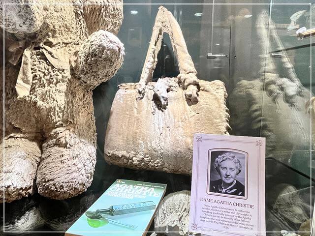イギリスのナレスボロにあるマザーシップトンミュージアムにある石灰化したアガサクリスティ‐のバッグ