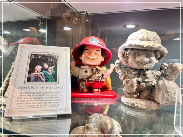 イギリスのナレスボロにあるマザーシップトンミュージアムの石灰化した仁君人形