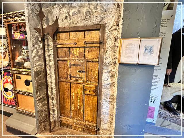 イギリスのナレスボロにあるマザーシップトンミュージアムにあるガイフォークスのインのドア